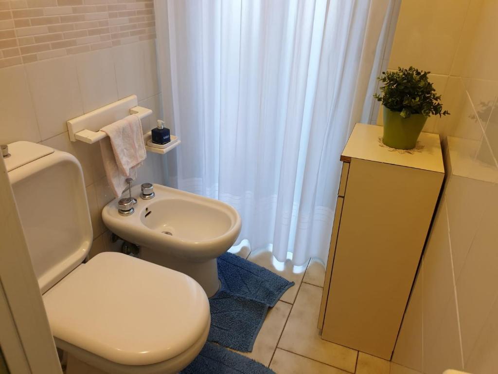 biała łazienka z toaletą i umywalką w obiekcie COCO Apartments w Katanii