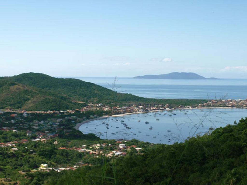 Blick auf einen Strand mit Booten im Wasser in der Unterkunft Lar Armação in Governador Celso Ramos