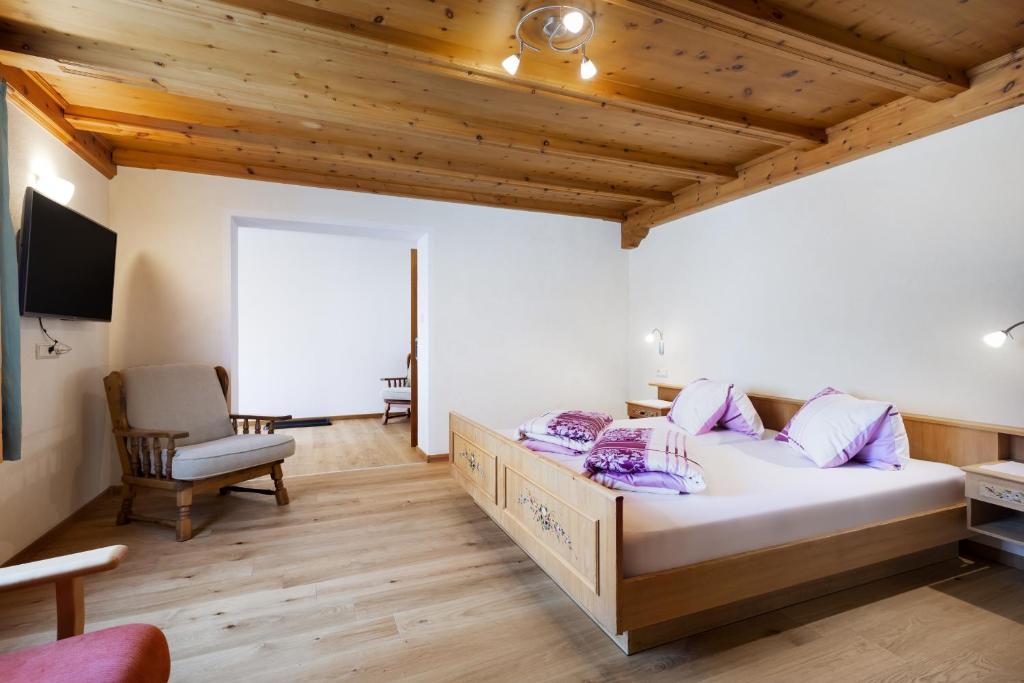 Postel nebo postele na pokoji v ubytování Hotel Chavalatsch