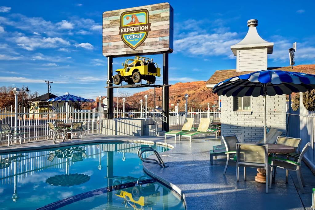 Znak z jeepem obok basenu w obiekcie Expedition Lodge w mieście Moab