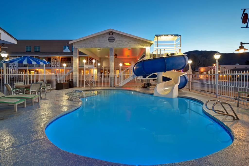 Piscine de l'établissement Expedition Lodge Moab Arches National Park ou située à proximité