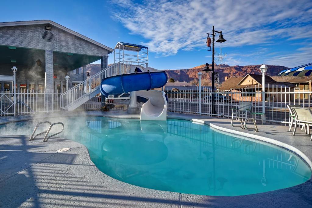 Piscine de l'établissement Expedition Lodge Moab Arches National Park ou située à proximité