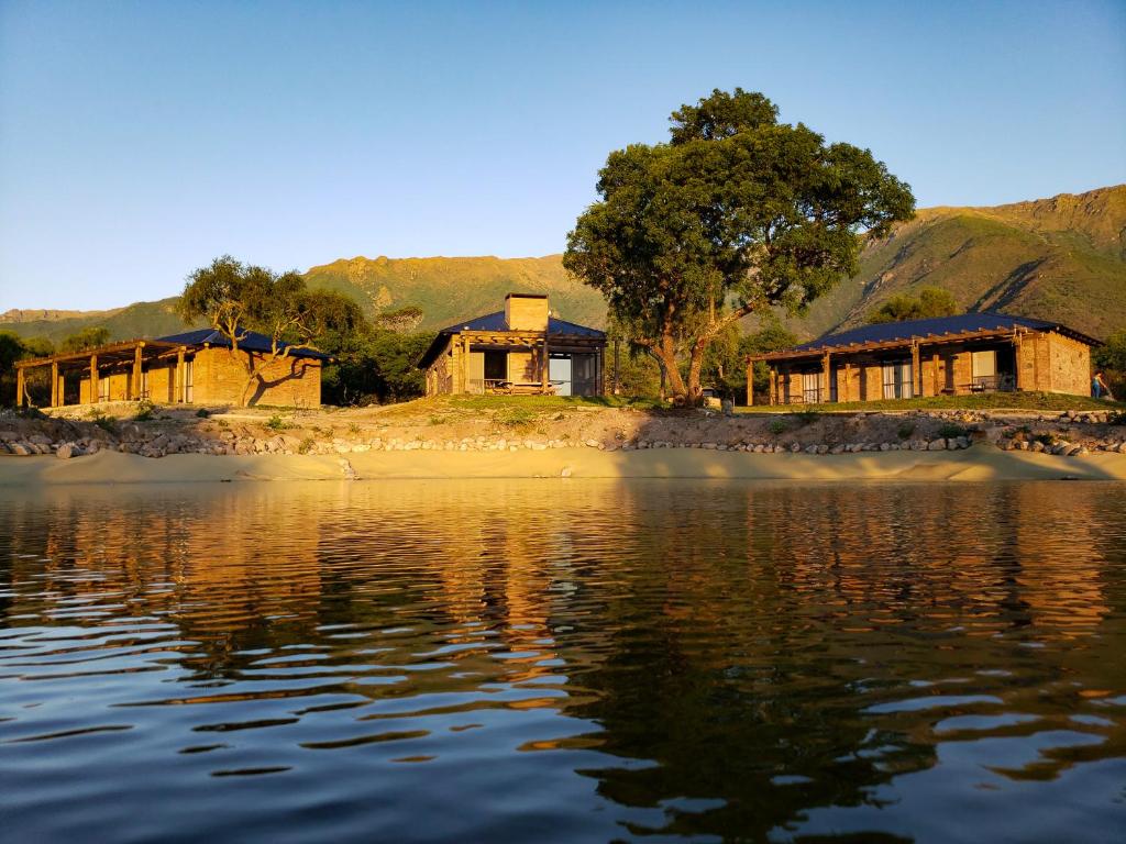 ein Haus am Ufer eines Wasserkörpers in der Unterkunft La Ceiba in San Fernando del Valle de Catamarca