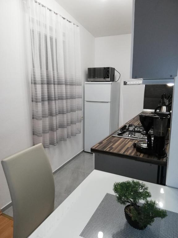 Kuchyňa alebo kuchynka v ubytovaní Apartmani Poljanec