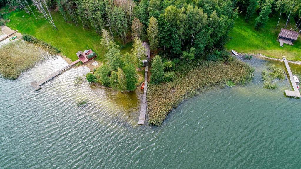una vista aérea de una isla en un cuerpo de agua en Lakeshore house, en Dvarčėnai