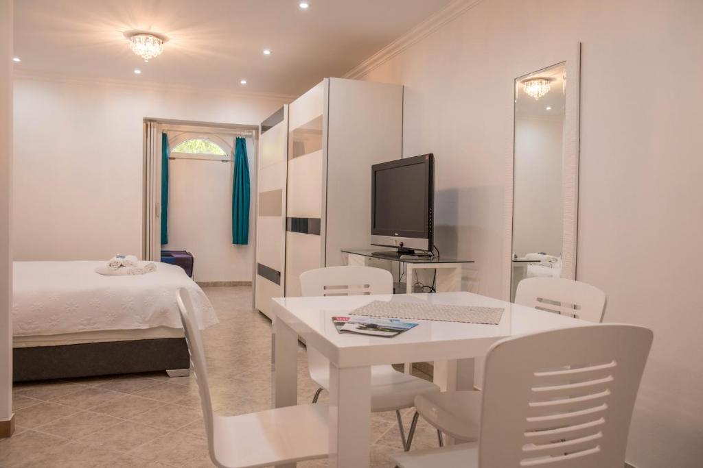 TV a/nebo společenská místnost v ubytování Guest House Sidro