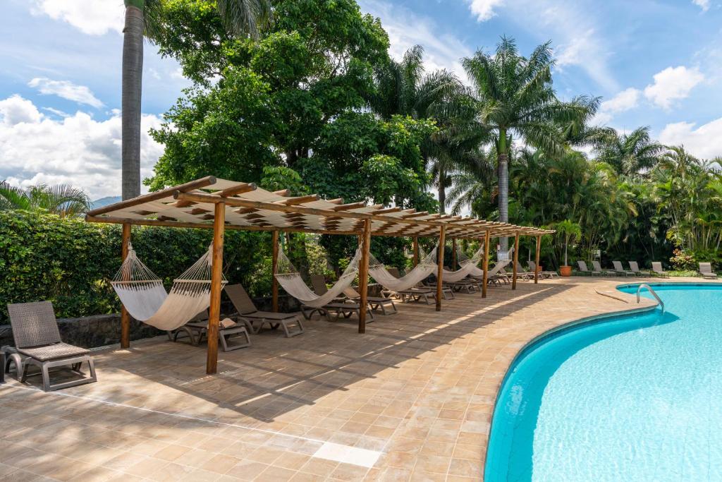 Bazén v ubytování Barceló San José nebo v jeho okolí