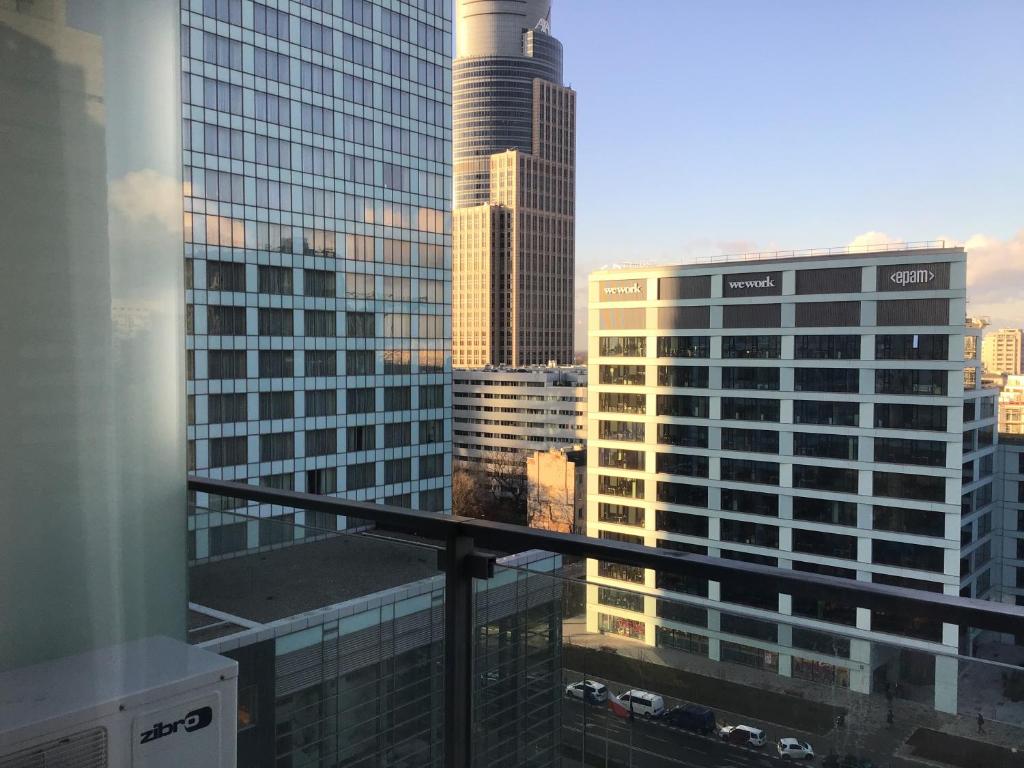 widok na panoramę miasta z wysokimi budynkami w obiekcie Platinum Towers Hotel Apartments w Warszawie