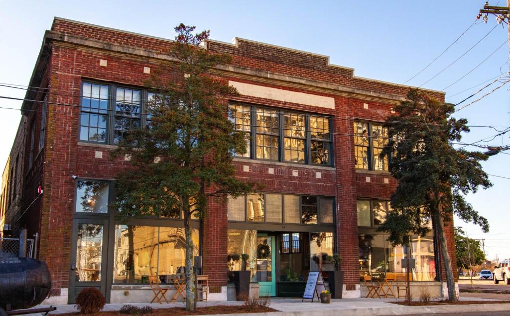 a brick building on a street at Travelers Hotel in Clarksdale