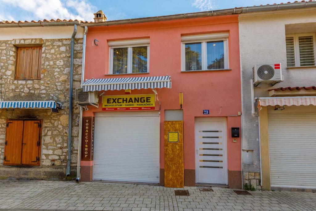 Budova, v ktorej sa apartmán nachádza