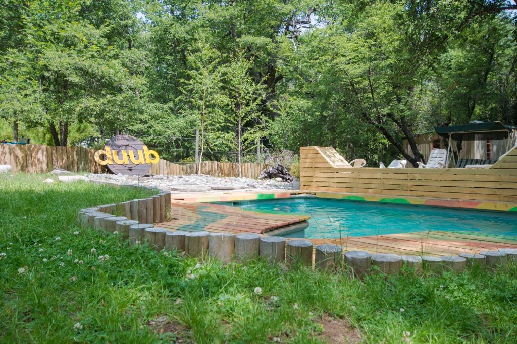 Bazen u ili blizu objekta Duub Hostel