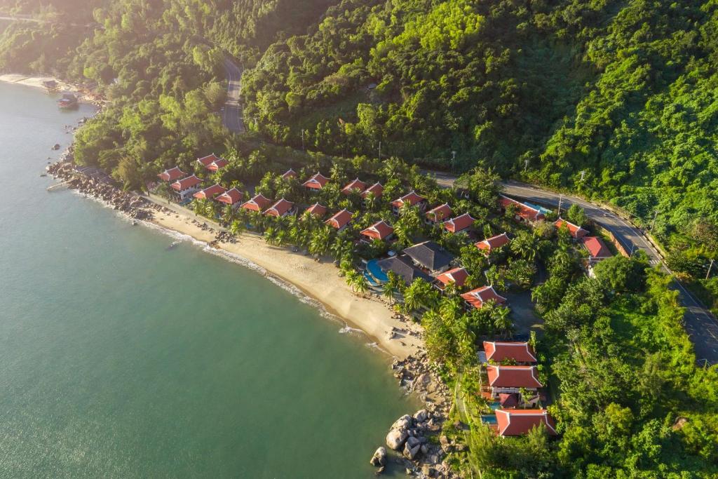 Son Tra Resort & Spa Danang في دا نانغ: اطلالة جوية على منتجع على شاطئ