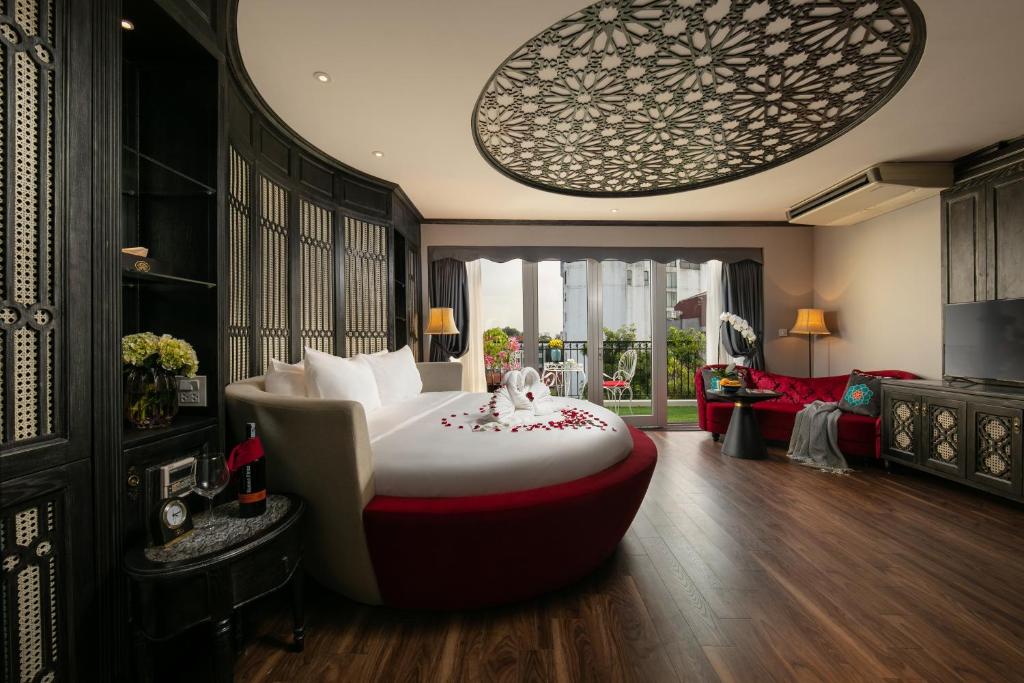 um quarto com uma cama grande num quarto em Shining Central Hotel & Spa em Hanói