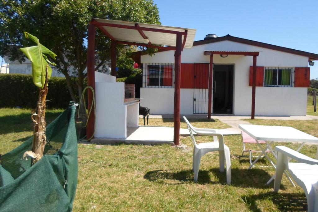 a house with a table and chairs in the yard at Complejo Miranieves, se alquila casa para 5 personas en Miramar Costa Atlantica in Miramar