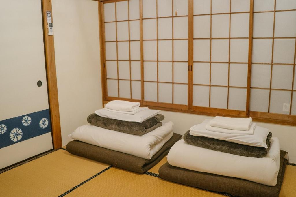 Postel nebo postele na pokoji v ubytování Irori Guest House Tenmaku