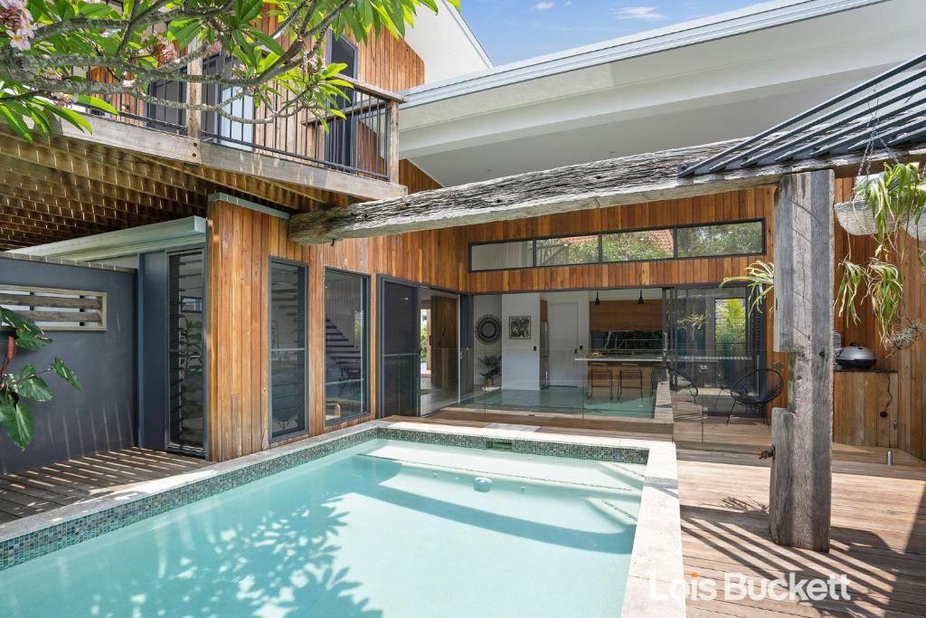 uma piscina interior no quintal de uma casa em Grottamare em Lennox Head