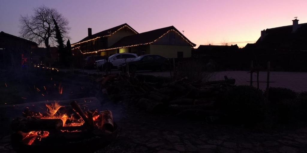 Ein Feuer brennt in einem Hof bei Sonnenuntergang in der Unterkunft Pod Kasztanem in Świnoujście