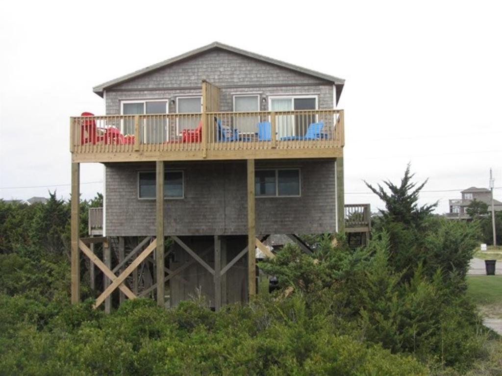 une maison avec une terrasse et des chaises dessus dans l'établissement 40310 A Due East Lane Duplex Townhouse, à Avon