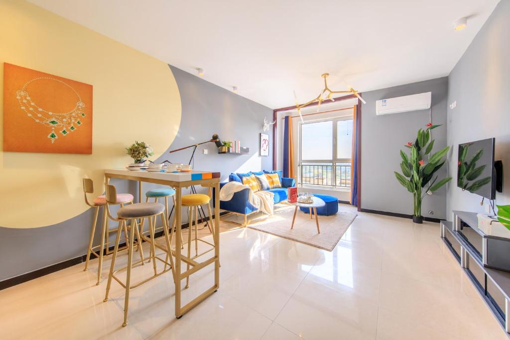 una sala de estar con una mesa y sillas en Tianjin Xiqing·University Town·, en Tianjin
