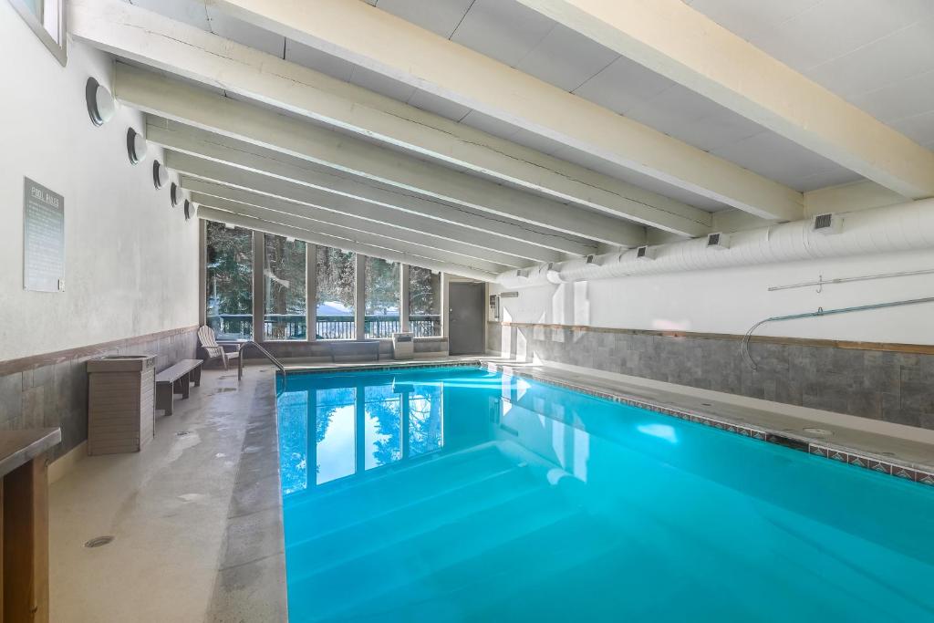ein großer Pool mit blauem Wasser in einem Gebäude in der Unterkunft Key Condo #2957 in Keystone