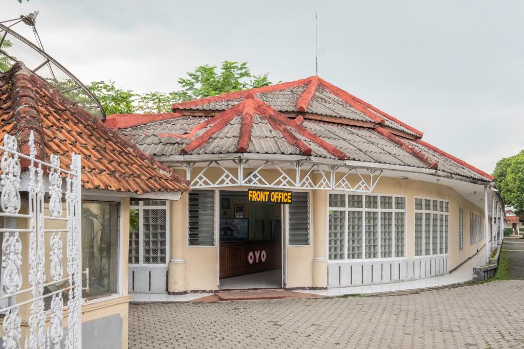 an old building with a sign that reads main gate at Super OYO 2346 Hotel Padjadjaran 1 in Tasikmalaya