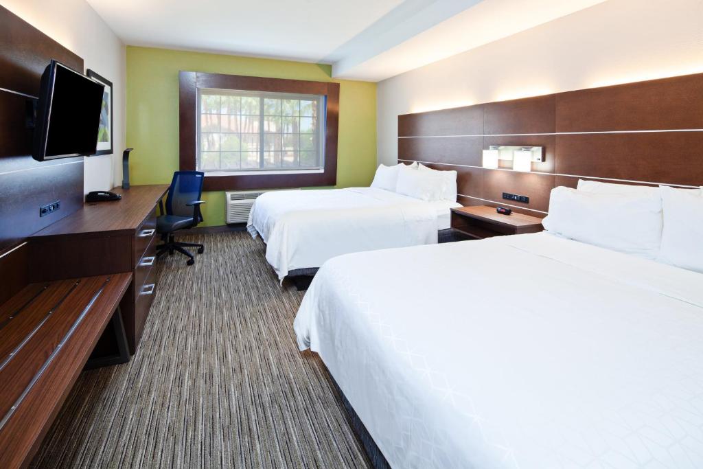 Postel nebo postele na pokoji v ubytování Holiday Inn Express & Suites Rancho Mirage - Palm Spgs Area by IHG