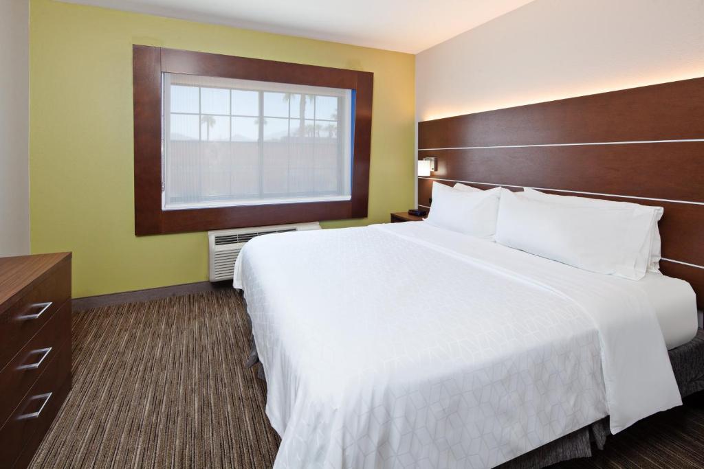 Postel nebo postele na pokoji v ubytování Holiday Inn Express & Suites Rancho Mirage - Palm Spgs Area by IHG