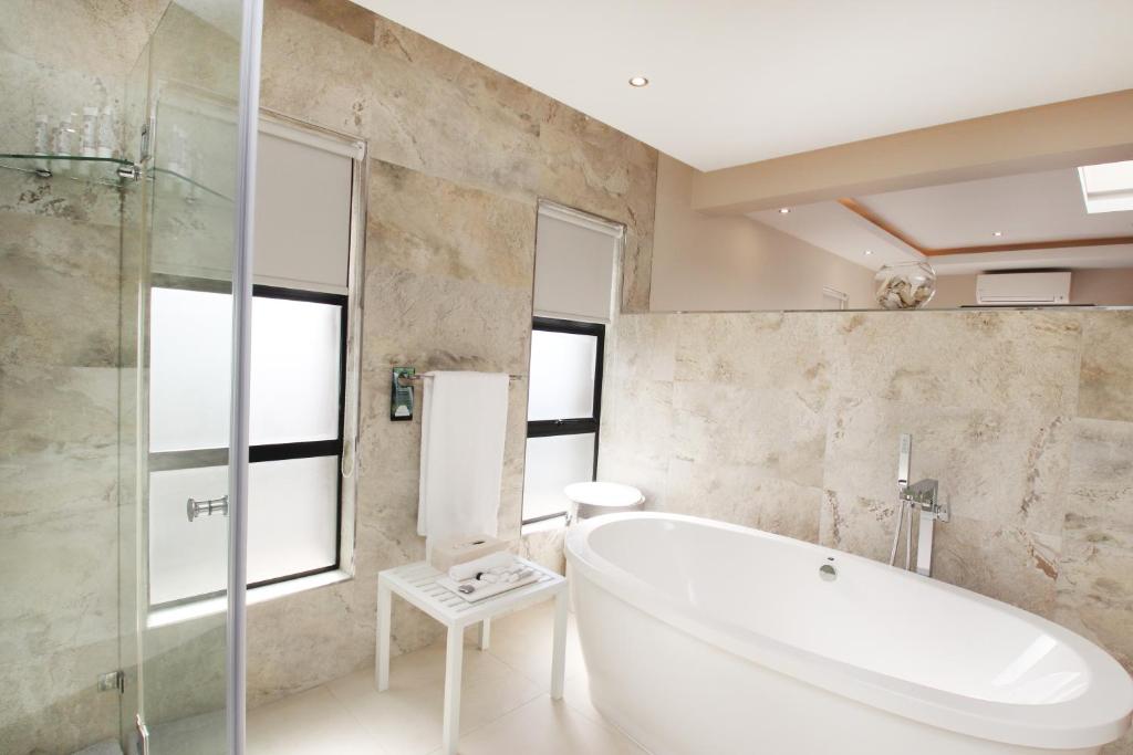 Koupelna v ubytování C' la Vie Luxury Accommodation