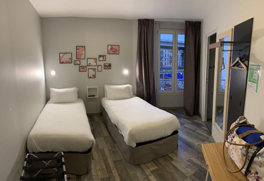 Postel nebo postele na pokoji v ubytování Hotel de Berne