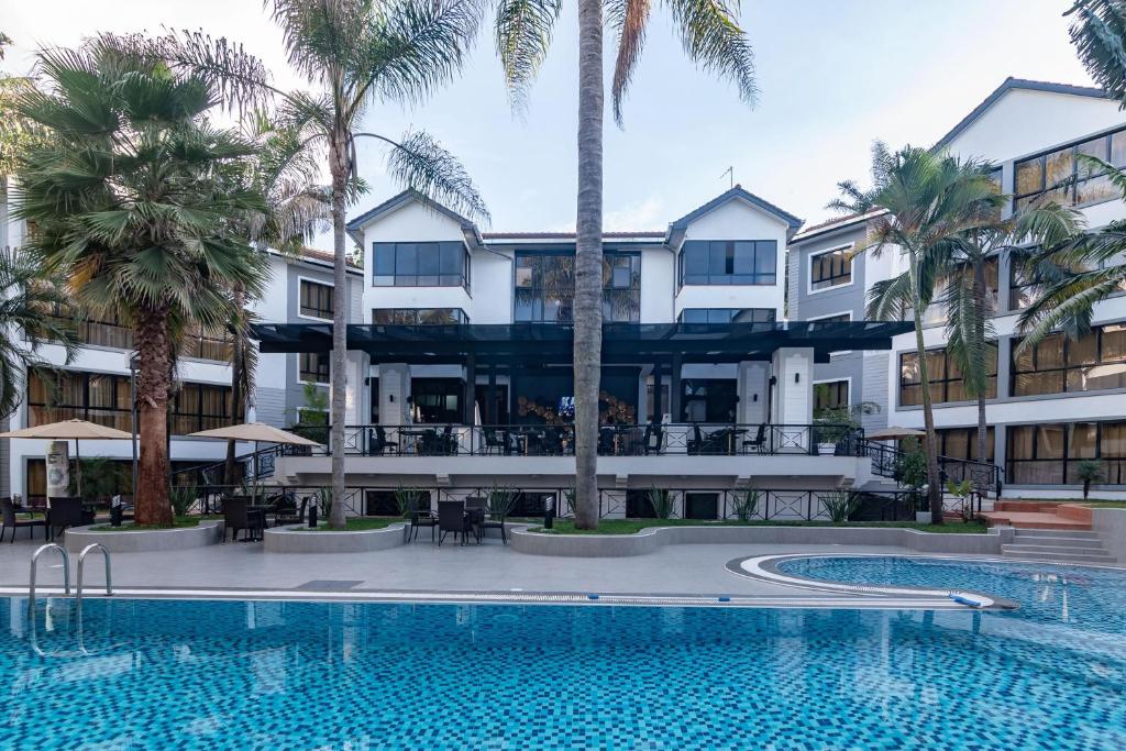 Bazén v ubytování CySuites Apartment Hotel nebo v jeho okolí