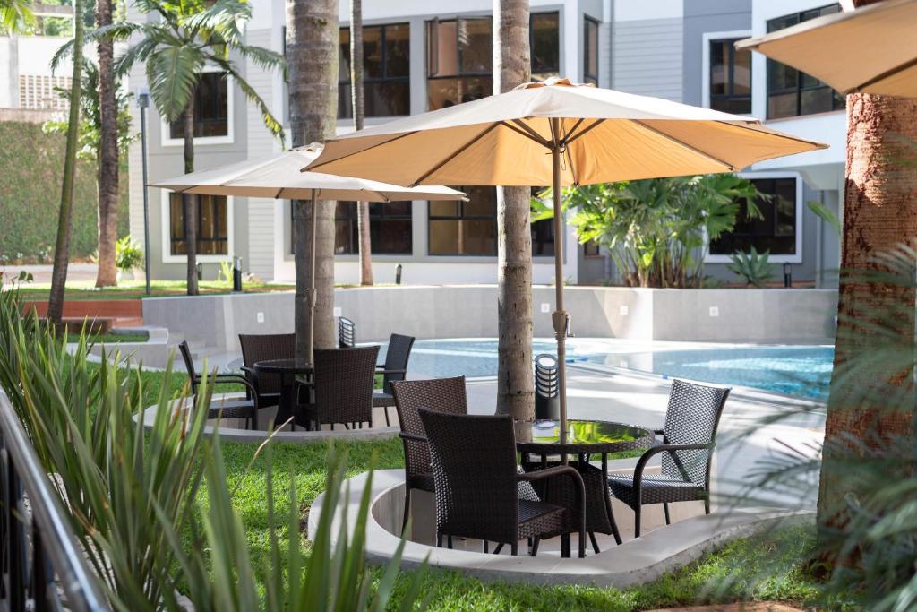 Bazén v ubytování CySuites Apartment Hotel nebo v jeho okolí