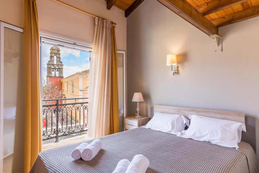 Posteľ alebo postele v izbe v ubytovaní Venetian era - Doukades center loft apt