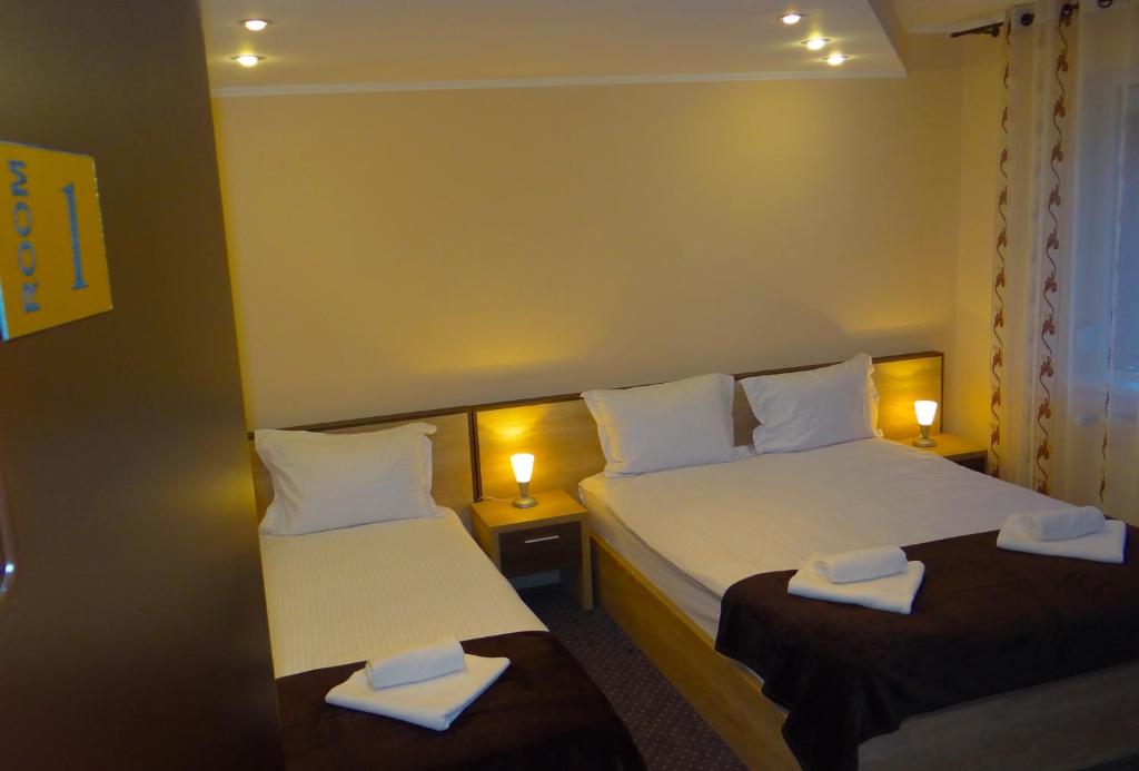 Casa Iulian - Triple Chambre Avec Balcon
