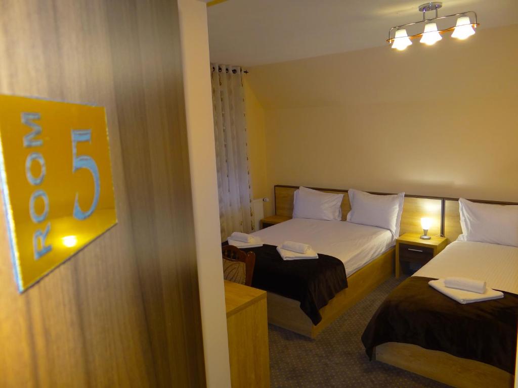 Casa Iulian - Triple Chambre Avec Balcon