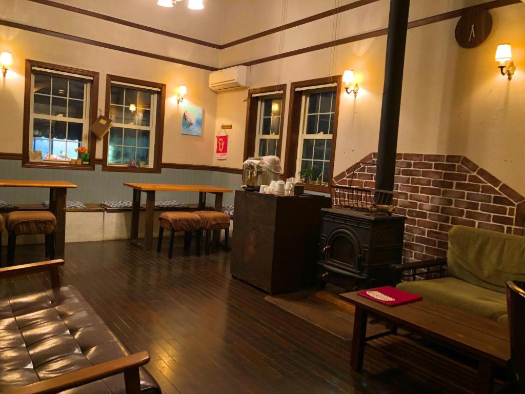 Area tempat duduk di IZA Kamakura Guest House and Bar