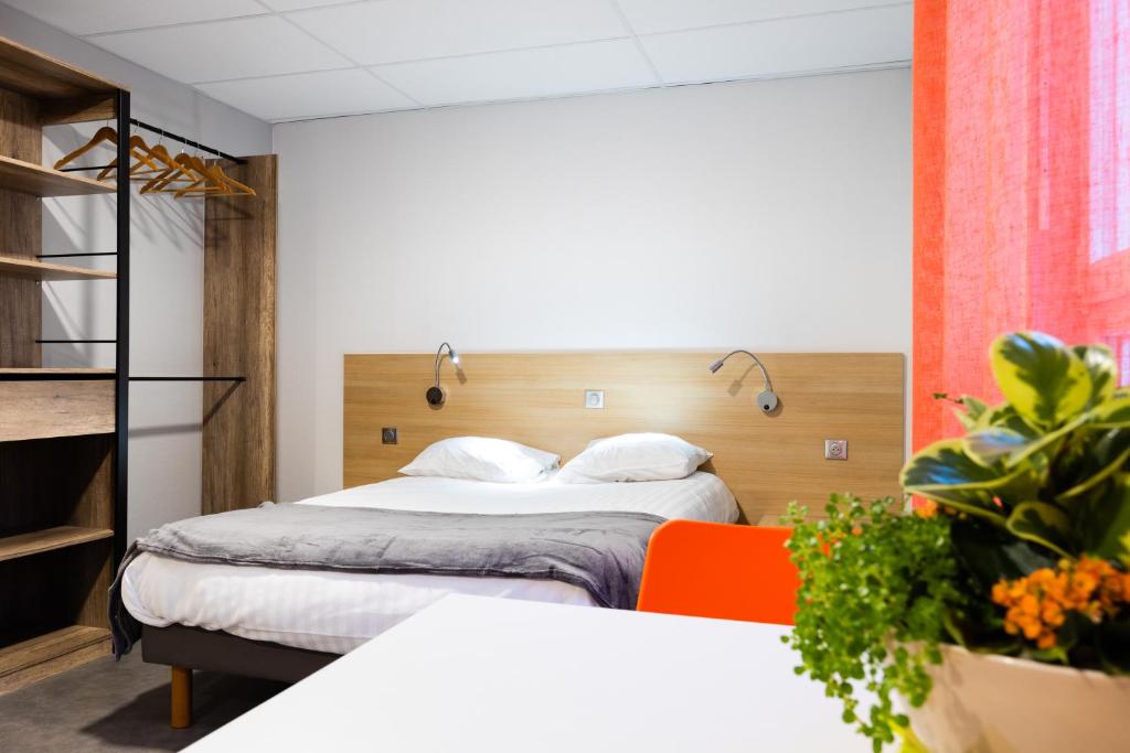 Postel nebo postele na pokoji v ubytování Hotel-Restaurant Espace Squash 3000