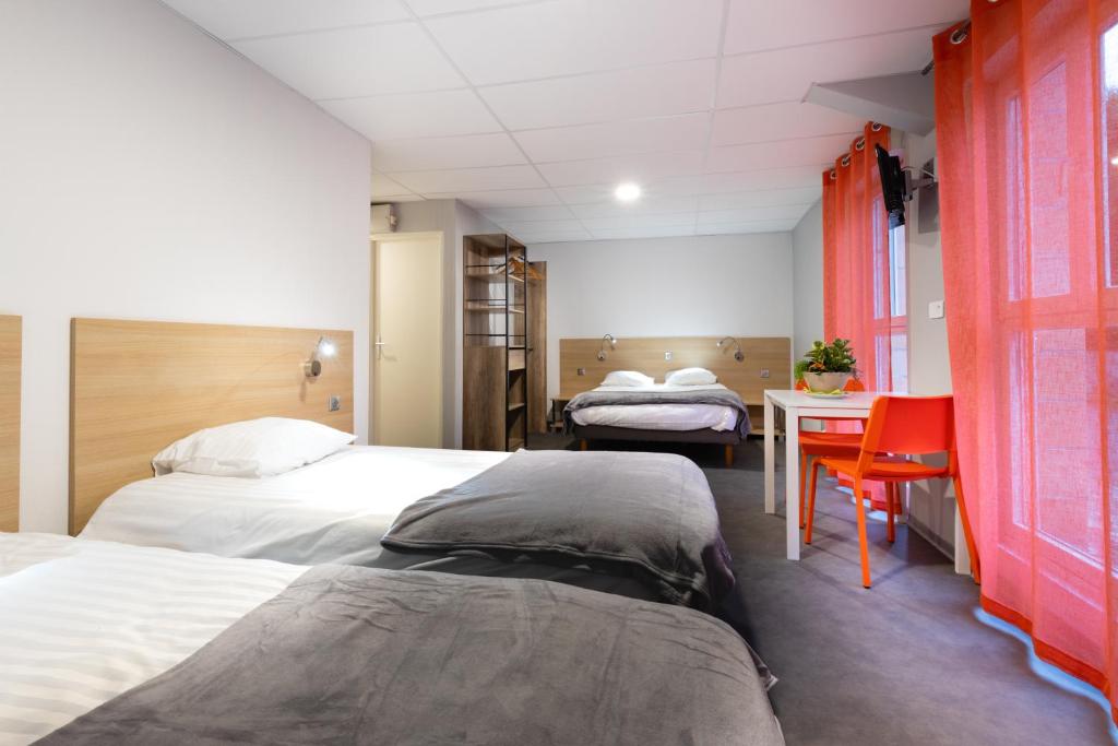 Postel nebo postele na pokoji v ubytování Hotel-Restaurant Espace Squash 3000