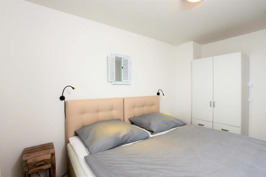 מיטה או מיטות בחדר ב-Marina Lodge