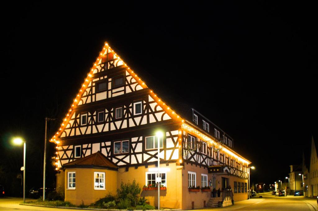 un gran edificio con luces encendidas por la noche en Hotel Sonne en Lorch