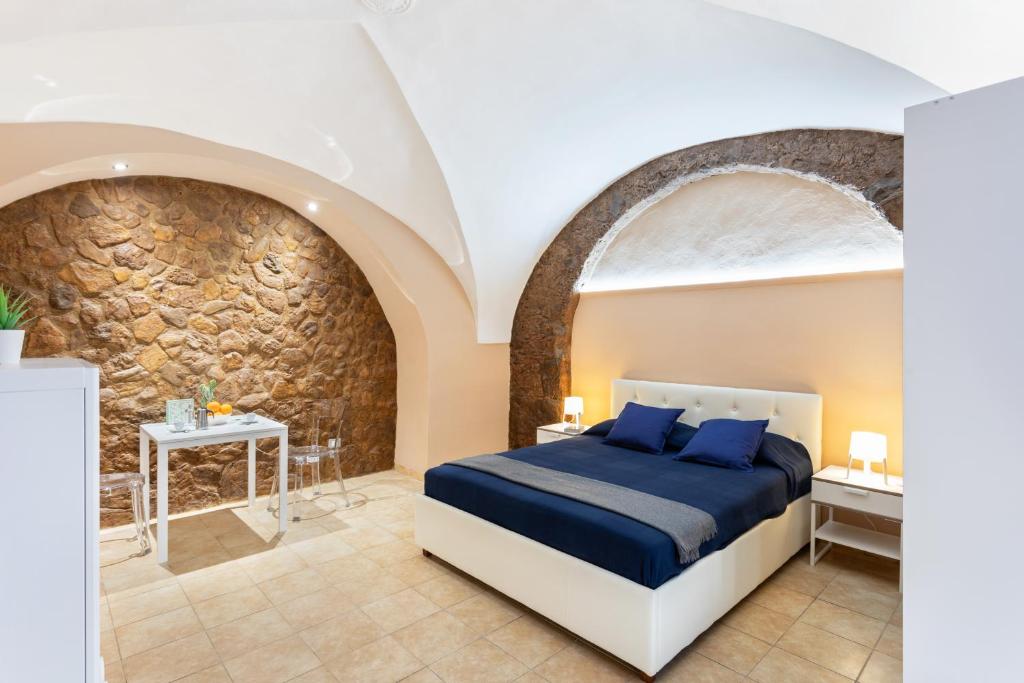 GuestHost - Cerami Studio Flat