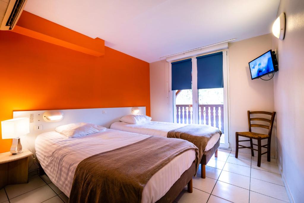 Postel nebo postele na pokoji v ubytování Hotel-Restaurant Espace Squash 3000