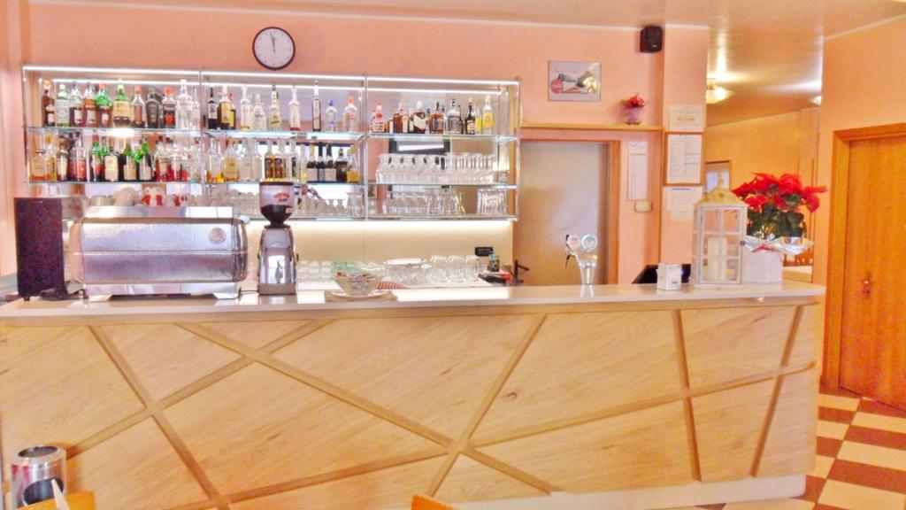 un bar en un restaurante con barra en Hotel Ristorante Al Bassanello, en Bassano del Grappa