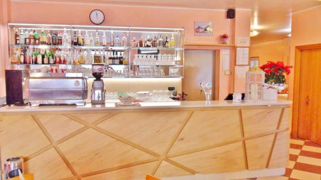 a bar in a restaurant with a counter at Hotel Ristorante Al Bassanello in Bassano del Grappa