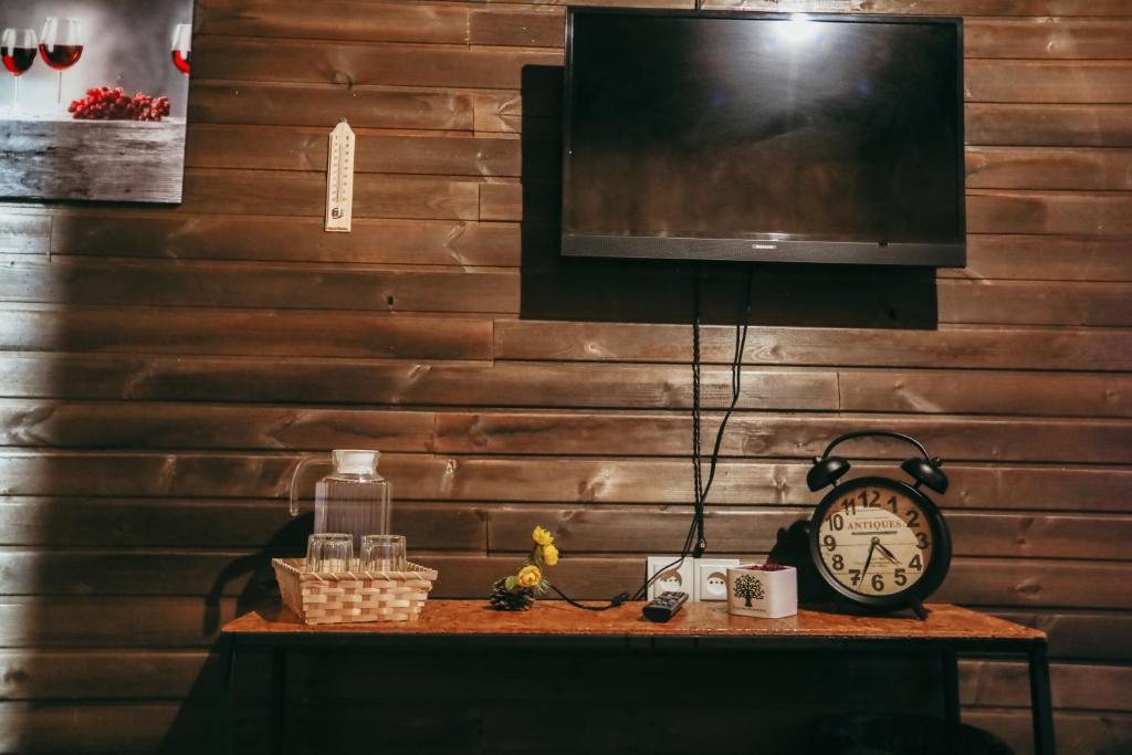 TV a/nebo společenská místnost v ubytování Wooden Hotel Kazbegi
