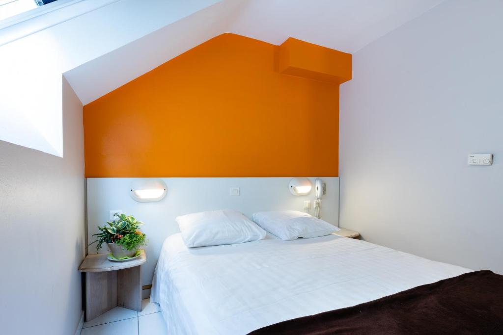 Postel nebo postele na pokoji v ubytování Hotel-Restaurant Espace Squash 3000