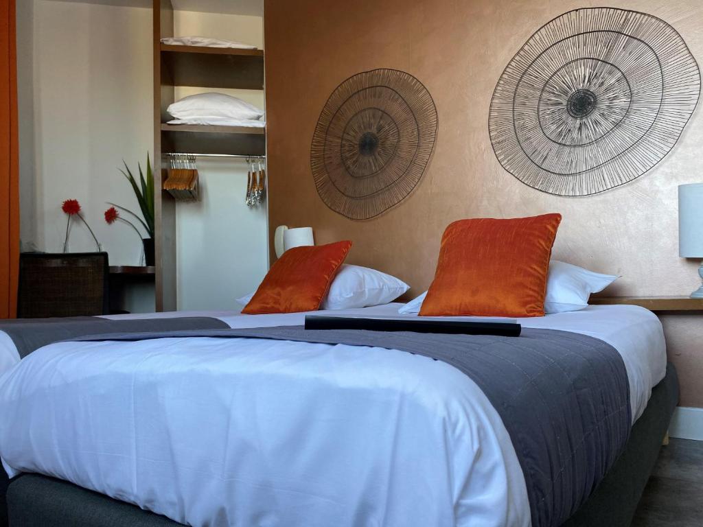 Postel nebo postele na pokoji v ubytování Hôtel La Rotonde