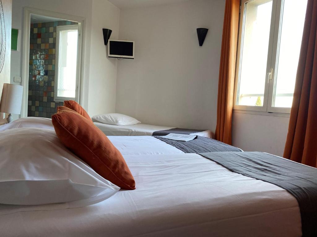 Postel nebo postele na pokoji v ubytování Hôtel La Rotonde