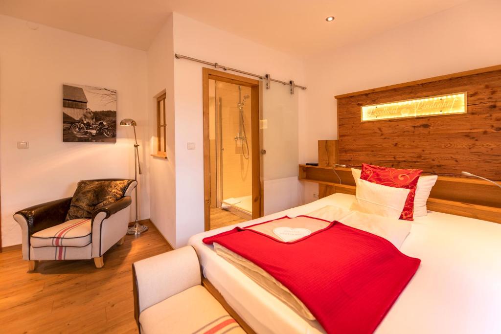 - une chambre avec un lit et une chaise dans l'établissement Landhotel Lindenhof, à Vohenstrauß