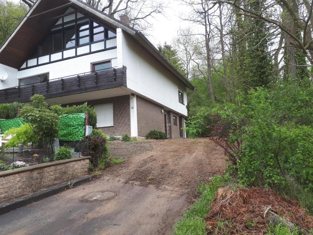 uma casa com uma estrada de terra em frente em Haus Rotenburg em Rotemburgo do Fulda