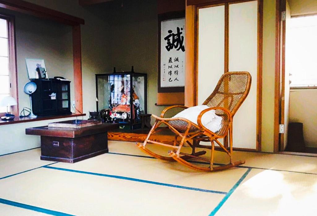 - un salon avec une chaise et une table dans l'établissement Hakone Villa, à Hakone